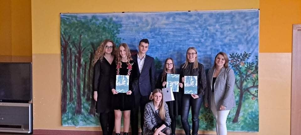 Na zdjęciu: uczestnicy XVIII Ogólnopolskiego Konkursu Poezji, Pieśni  i Rysunku pn. „Artystyczny Gałczyński ", który odbył się w Płochocinie w sobotę, 26 lutego 2022 roku