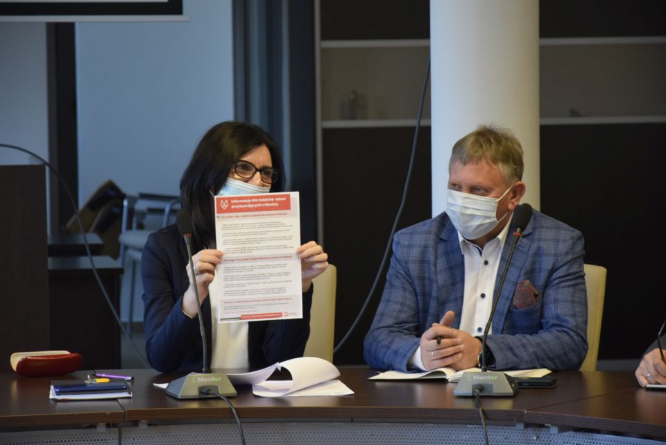 Na zdjęciu: uczestnicy spotkania, które odbyło się w sali konferencyjnej w Starostwie Powiatowym w Tomaszowie Mazowieckim we wtorek, 1 marca 2022 roku, dotyczyło organizacji wsparcia rzeczowego dla uchodźców z Ukrainy