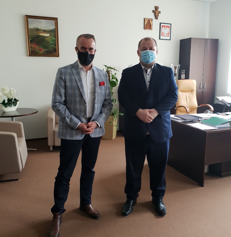 Na zdjęciu: z prawej – Mariusz Węgrzynowski – Starosta Powiatu Tomaszowskiego, z lewej Piotr Tokarski – Prezes Zarządu Ceramiki Paradyż