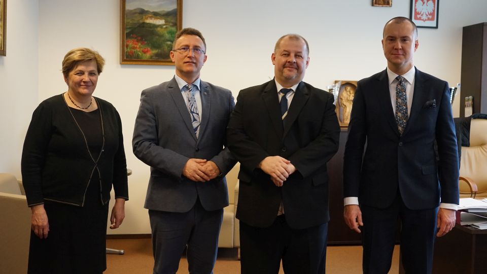 Na zdjęciu: od prawej: Michał Czechowicz – członek Zarządu Powiatu Tomaszowskiego, Mariusz Węgrzynowski – Starosta Powiatu Tomaszowskiego, prof. Dariusz Rogut - dyrektor Oddziału Instytutu Pamięci Narodowej w Łodzi, Elżbieta Łojszczyk – członek Zarządu Powiatu Tomaszowskiego, podczas spotkania, które odbyło się w piątek, 4 marca 2022 roku w Starostwie Powiatowym w Tomaszowie Mazowieckim Na zdjęciu: od prawej: Michał Czechowicz – członek Zarządu Powiatu Tomaszowskiego, Mariusz Węgrzynowski – Starosta Powiatu Tomaszowskiego, prof. Dariusz Rogut - dyrektor Oddziału Instytutu Pamięci Narodowej w Łodzi, Elżbieta Łojszczyk – członek Zarządu Powiatu Tomaszowskiego, podczas spotkania, które odbyło się w piątek, 4 marca 2022 roku w Starostwie Powiatowym w Tomaszowie Mazowieckim