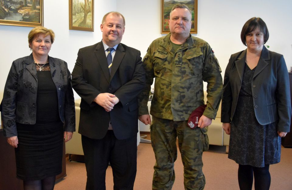 Na zdjęciu: od lewej: Elżbieta Łojszczyk – członek Zarządu Powiatu Tomaszowskiego, Mariusz Węgrzynowski – Starosta Powiatu Tomaszowskiego, płk dr inż. Mariusz Pawluk – Dowódca 25. Brygady Kawalerii Powietrznej w Tomaszowie Mazowieckim, Elżbieta Rudzka – dyrektor Zarządu Dróg Powiatowych, na spotkaniu w poniedziałek, 15 marca 2022 roku w Starostwie Powiatowym w Tomaszowie Mazowieckim