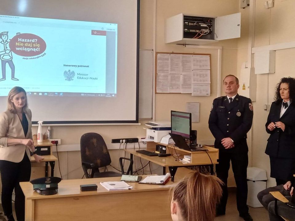 Zdjęcie ze spotkania uczniów Zespołu Szkół Ponadpodstawowych nr 8 w Tomaszowie Mazowieckim, z Marzeną Teperską i Rafałem Ginterem, funkcjonariuszami Urzędu Celno-Skarbowego w Piotrkowie Trybunalskiego, którego tematem były zagrożenia związane z uzależnieniem od hazardu i uczestnictwem w nielegalnych grach hazardowych