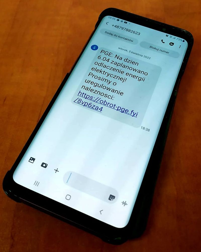 Na zdjęciu: telefon z fałszywym sms-em: PGE : Na dzień 6.04. zaplanowano odłączenie energii elektrycznej! Prosimy o uregulowanie należności: link do strony fałszywej Na zdjęciu: telefon z fałszywym sms-em: PGE : Na dzień 6.04. zaplanowano odłączenie energii elektrycznej! Prosimy o uregulowanie należności: link do strony fałszywej
