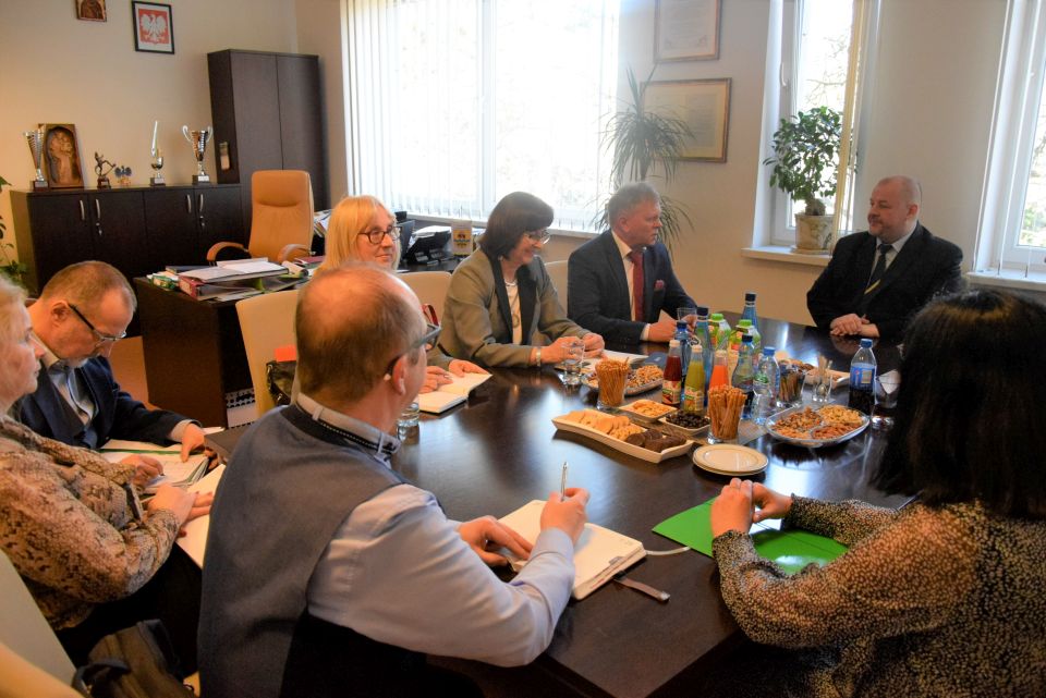 Na zdjęciu: uczestnicy spotkania roboczego w dyrektorami szkół ponadpodstawowych z powiatu tomaszowskiego, które odbyło się w Starostwie Powiatowym w Tomaszowie Mazowieckim, 28 marca 2022 roku Na zdjęciu: uczestnicy spotkania roboczego w dyrektorami szkół ponadpodstawowych z powiatu tomaszowskiego, które odbyło się w Starostwie Powiatowym w Tomaszowie Mazowieckim, 28 marca 2022 roku