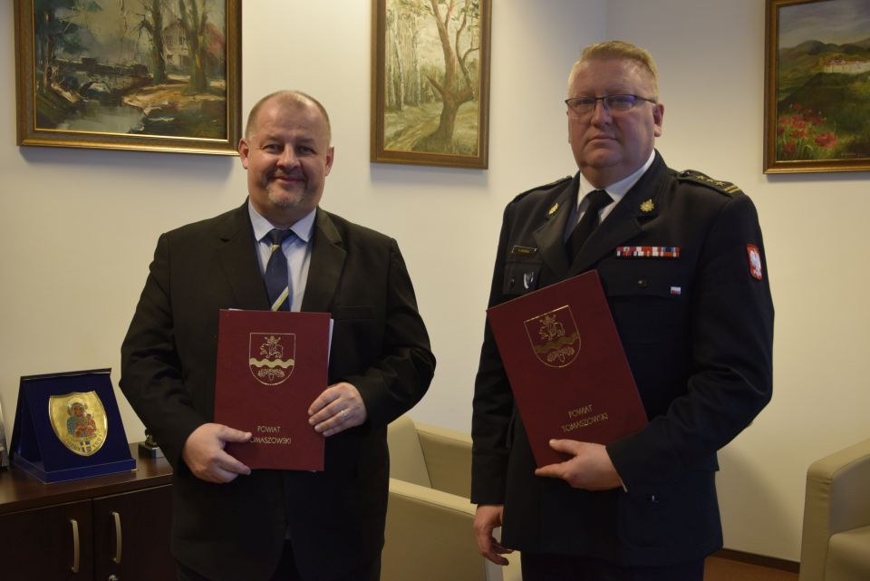 Na zdjęciu: od lewej: Mariusz Węgrzynowski – Starosta Powiatu Tomaszewskiego i st. bryg. Grzegorz Janowski - Łódzki Komendant Wojewódzki Państwowej Straży Pożarnej w Łodzi, podczas spotkania w Starostwie Powiatowym w Tomaszowie Mazowieckim