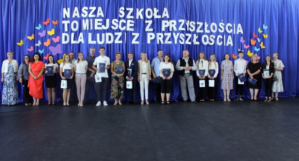 Na zdjęciu: uczniowie ZSP nr 8 w Tomaszowie Mazowieckim ze średnią ocen powyżej 4,75 i powyżej