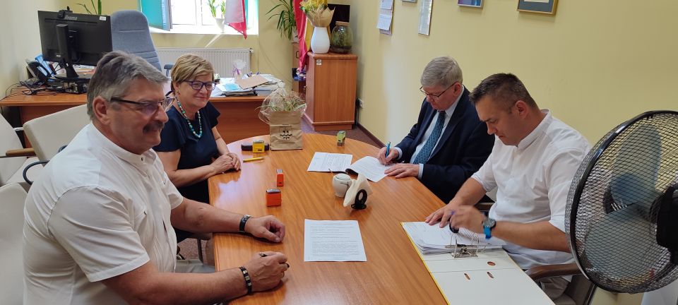 Na zdjęciu: podpisanie umowy o realizację przez samorząd powiatowy „Programu wyrównywania różnic między regionami III”, które odbyło się 4 lipca 2022 roku w Oddziale Łódzkim Państwowego Funduszu Rehabilitacji Osób Niepełnosprawnych w Łodzi. Na zdjęciu: podpisanie umowy o realizację przez samorząd powiatowy „Programu wyrównywania różnic między regionami III”, które odbyło się 4 lipca 2022 roku w Oddziale Łódzkim Państwowego Funduszu Rehabilitacji Osób Niepełnosprawnych w Łodzi.