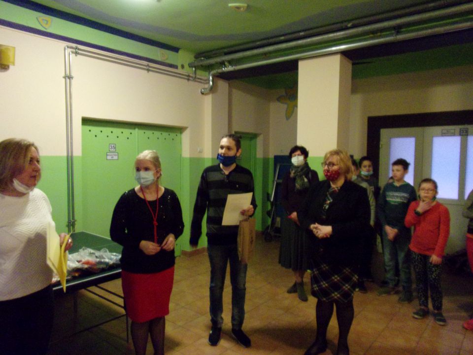 Na zdjęciu: organizatorzy i uczestnicy konkursu wiedzy o Tomaszowie Mazowieckim, zorganizowanego w Specjalnym Ośrodku Szkolno-Wychowawczym w Tomaszowie Mazowieckim