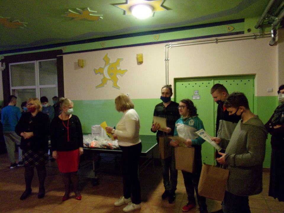 Na zdjęciu: organizatorzy i uczestnicy konkursu wiedzy o Tomaszowie Mazowieckim, zorganizowanego w Specjalnym Ośrodku Szkolno-Wychowawczym w Tomaszowie Mazowieckim