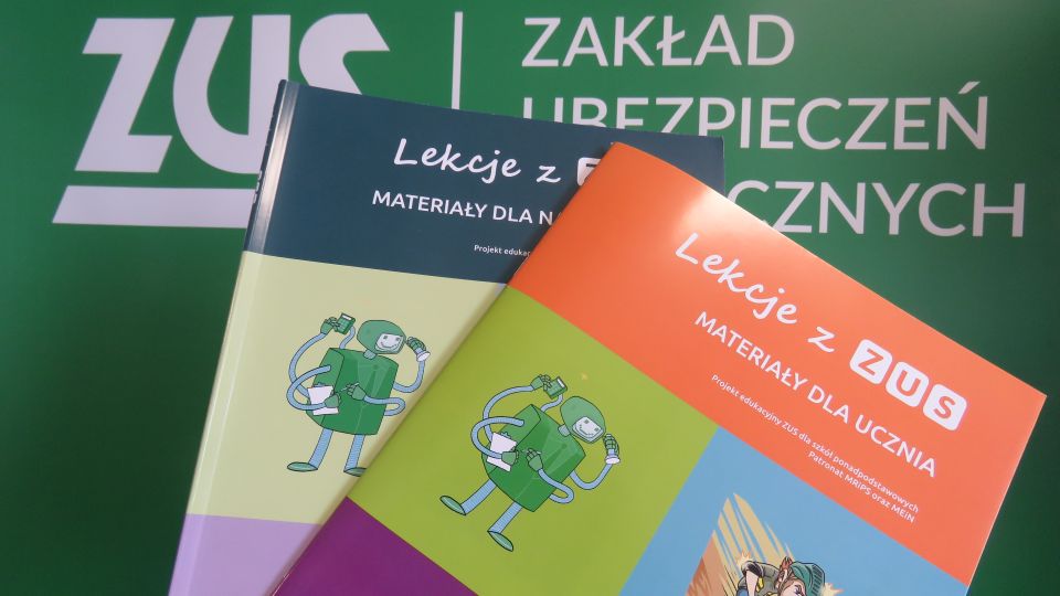 Na zdjęciu: podręczniki ZUS, które pomogą nauczycielom realizować zajęcia o ubezpieczeniach