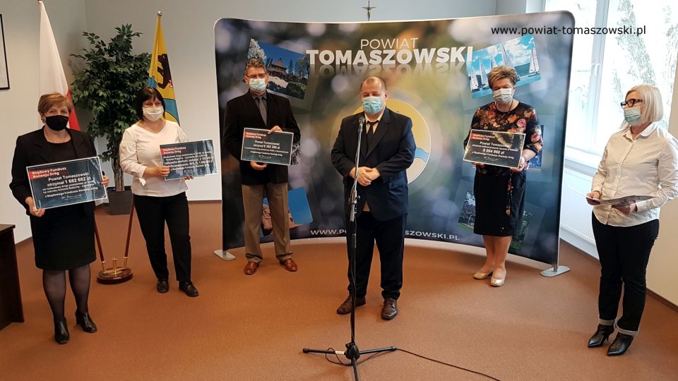 Na zdjęciu: od lewej: Elżbieta Łojszczyk – członek Zarządu Powiatu Tomaszowskiego, Elżbieta Rudzka – dyrektor Zarządu Dróg Powiatowych, Leszek Ogórek – Wicestarosta Powiatu Tomaszowskiego, Mariusz Węgrzynowski – Starosta Powiatu Tomaszowskiego, Wacława Bąk – Przewodnicząca Rady Powiatu Tomaszowskiego, Beata Zysiak – Skarbnik Powiatu Tomaszowskiego, podczas konferencji prasowej, któ®a odbyła się 23 kwietnia 2021 roku, w sali konferencyjnej Starostwa Powiatowego w Tomaszowie Mazowieckim, dotycząca pozyskanych środków finansowych w kwocie 8 064 968 złotych z rządowego Funduszu Rozwoju Dróg
