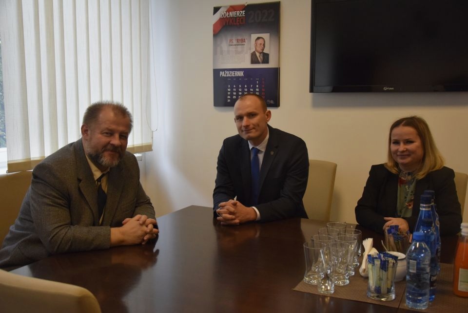 Zdjęcie ze spotkania Mariusza Węgrzynowskiego – Starosty Powiatu Tomaszowskiego z zastępcą łódzkiego Wojewódzkiego Inspektora Ochrony Roślin i Nasiennictwa Mariuszem Chałubkiem, które odbyło się 4 października 2022 roku