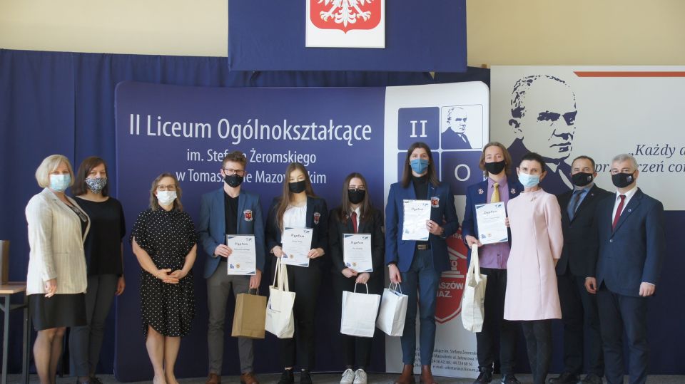 Na zdjęciu: laureaci w kategorii szkoły ponadpodstawowe w IX Powiatowym Konkursie Recytatorskim w Językach Obcych