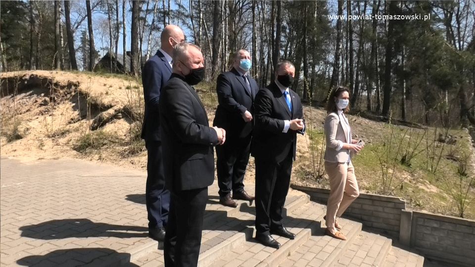 Na zdjęciu: Marian Holak – Wójt Gminy Budziszewice, Dariusz Misztal – Wójt Gminy Będków, Mariusz Węgrzynowski – Starosta Powiatu Tomaszowskiego, Waldemar Flajszer – Łódzki Kurator Oświaty, Martyna Wojciechowska – radna Rady Powiatu Tomaszowskiego, na terenie  Szkoły Podstawowej w Budziszewicach, podczas wizyty z Kuratorium Oświaty w Łodzi
