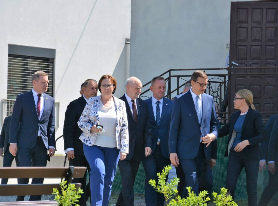 Na zdjęciu: zdjęcie z wizyty Mateusza Morawieckiego – Prezesa Rady Ministrów w Szkole Podstawowej w Budziszewicach