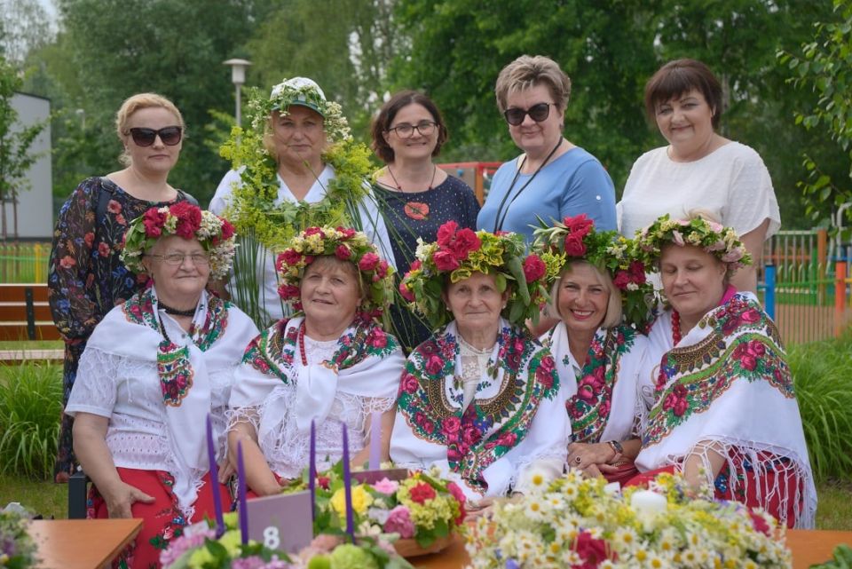 zdjęcie z Biesiady Świętojańskiej, która odbyła się 23 czerwca 2021 roku, zorganizowana przez Powiatowe Centrum Animacji Społecznej w  Tomaszowie Mazowieckim