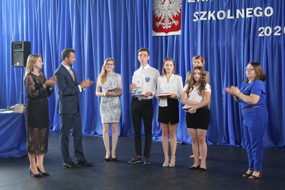 zdjęcie z zakończenia roku szkolnego 2020/2021 w Zespole Szkół Ponadpodstawowych nr 8 w Tomaszowie Mazowieckim