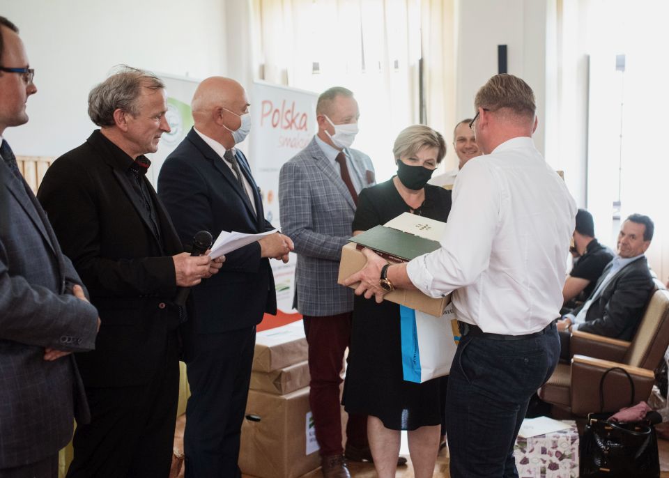 zdjęcie z konkursu „Tradycyjna Szynka z Łódzkiego”, organizowanego przez Łódzkiego Ośrodka Doradztwa Rolniczego z siedzibą w Bratoszewicach, przy współpracy Krajowego Ośrodka Wsparcia Rolnictwa Oddział Terenowy w Łodzi zdjęcie z konkursu „Tradycyjna Szynka z Łódzkiego”, organizowanego przez Łódzkiego Ośrodka Doradztwa Rolniczego z siedzibą w Bratoszewicach, przy współpracy Krajowego Ośrodka Wsparcia Rolnictwa Oddział Terenowy w Łodzi