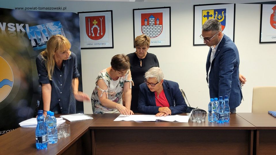 Na zdjęciu: od lewej: Magdalena Filipiak  – dyrektor Zarządu Zlewni w Piotrkowie Trybunalskim, Lidia Kabat – naczelnik Wydziału Ochrony Środowiska, Rolnictwa i Leśnictwa Starostwa Powiatowego w Tomaszowie Mazowieckim, Elżbieta Łojszczyk – członek Zarządu Powiatu Tomaszowskiego, Anna Trzeciakowska – dyrektor Zarządu Regionalnego Gospodarki Wodnej w Warszawie, Tomasz Wujek – zastępca dyrektora ZRGW ds. Powodzi i Suszy, podczas spotkania dotyczącego Zalewu Sulejowskiego, które odbyło się 7 lipca 2021 roku