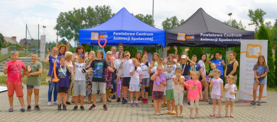 Na zdjęciu: zdjęcie z zabawy dla dzieci zorganizowanej 26 lipca 2021 roku na terenie Szkoły Podstawowej nr 7 w Tomaszowie Mazowieckim przez Powiatowe Centrum Animacji Społecznej  w ramach wydarzenia "PCAS na twoim podwórku"
