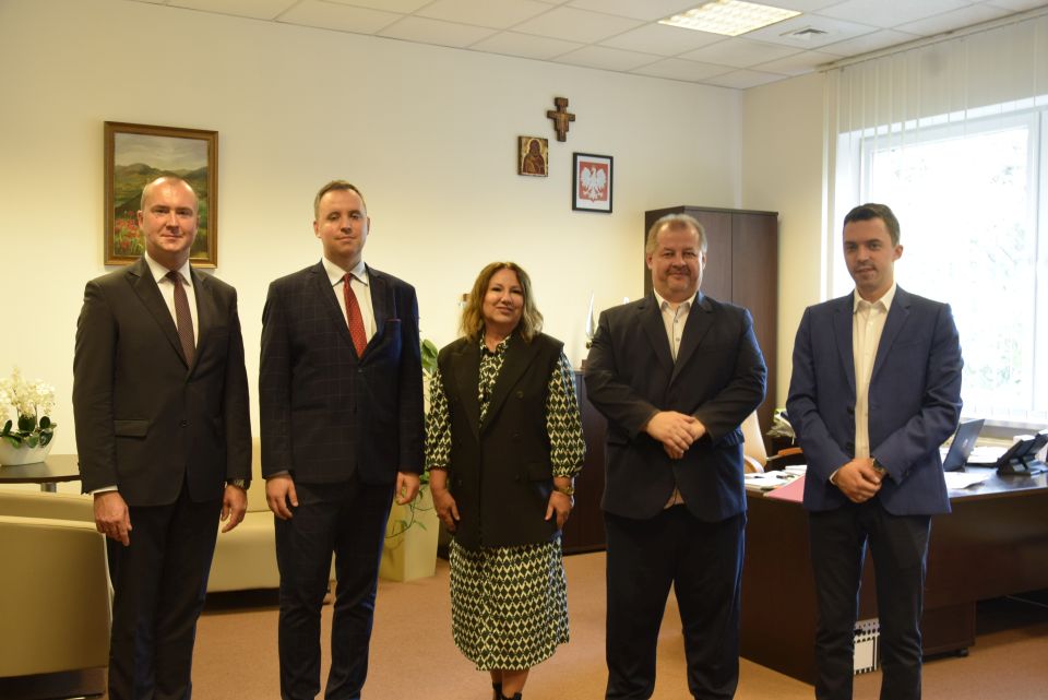 Na zdjęciu: zdjęcie ze spotkania, które odbyło się 13 września 2021 r. w gabinecie Starosty Powiatu Tomaszowskiego – Mariusza Węgrzynowskiego, z przedstawicielami Wyższej Szkoły Przedsiębiorczości i Biznesu z siedzibą w Ostrowcu Świętokrzyskim