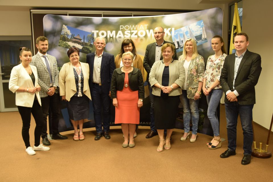 Na zdjęciu: członkowie Rady Fundacji Rozwoju Powiatu Tomaszowskiego VII kadencji