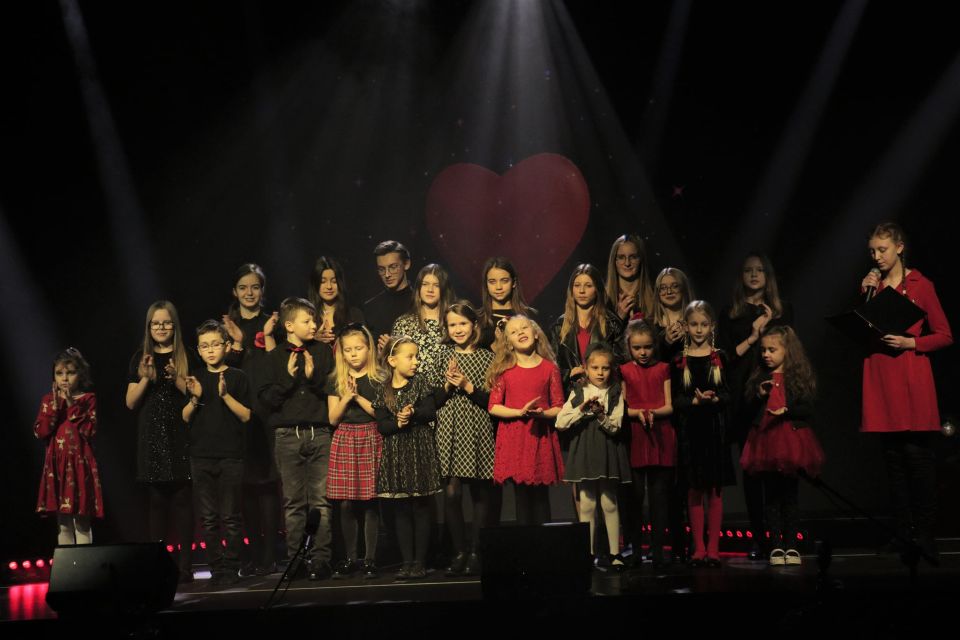 Na zdjęciu: uczestnicy imprezy  zorganizowanej przez Powiatowe Centrum Animacji Społecznej w Tomaszowie Mazowieckim z okazji Dnia Babci i Dnia Dziadka, która odbyła się 19 stycznia 2022 roku
