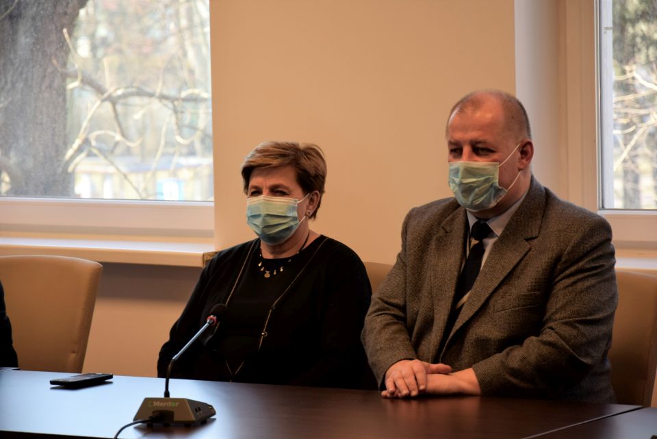Na zdjęciu: uczestnicy spotkania, które odbyło się w sali konferencyjnej w Starostwie Powiatowym w Tomaszowie Mazowieckim we wtorek, 1 marca 2022 roku, dotyczyło organizacji wsparcia rzeczowego dla uchodźców z Ukrainy