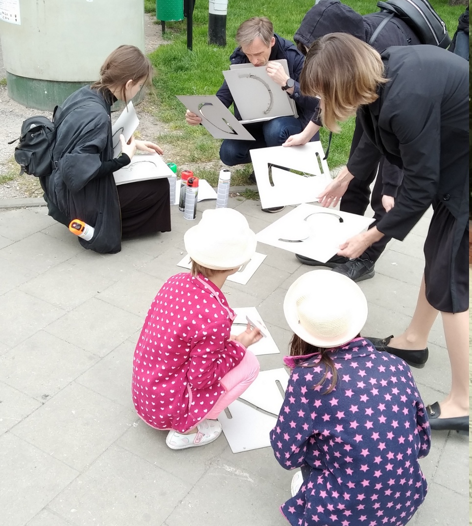 Na zdjęciu: happening podsumowujący projekt „Dzieci getta”, realizowany w Tomaszowie Mazowieckim przez Fundację „Pasaże Pamięci” razem z Miejską Biblioteką Publiczną w Tomaszowie Mazowieckim Na zdjęciu: happening podsumowujący projekt „Dzieci getta”, realizowany w Tomaszowie Mazowieckim przez Fundację „Pasaże Pamięci” razem z Miejską Biblioteką Publiczną w Tomaszowie Mazowieckim