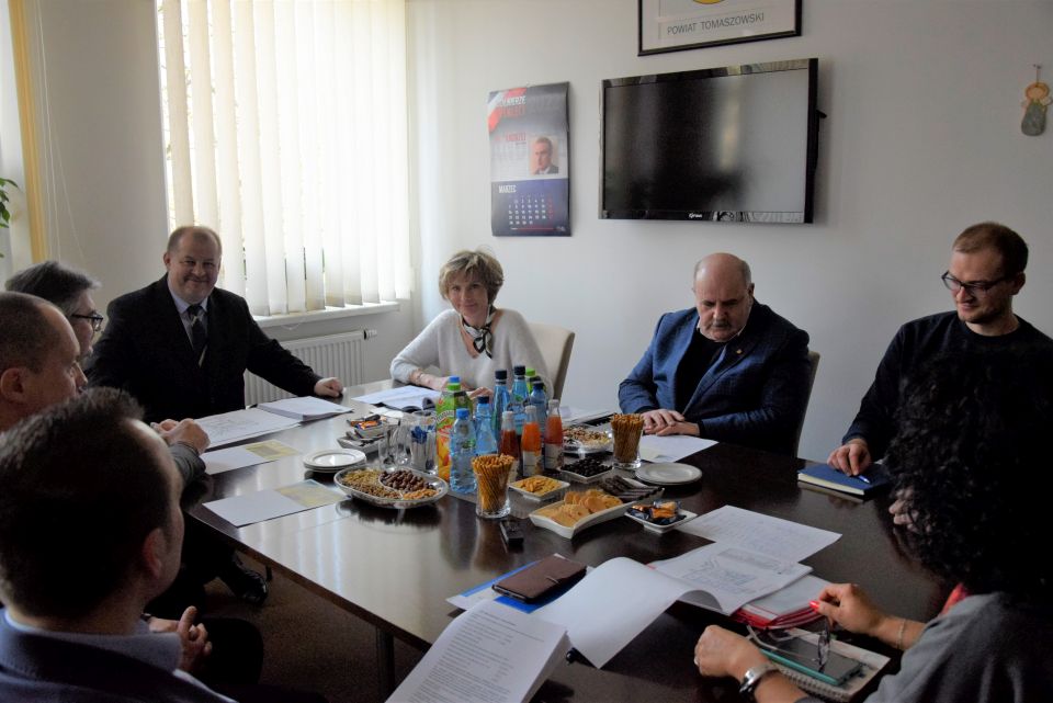Na zdjęciu: uczestnicy spotkania roboczego w sprawie budowy nowoczesnego bloku operacyjnego w tomaszowskim szpitalu, które odbyło się 16 marca 2022 roku w Starostwie Powiatowym w Tomaszowie Mazowieckim