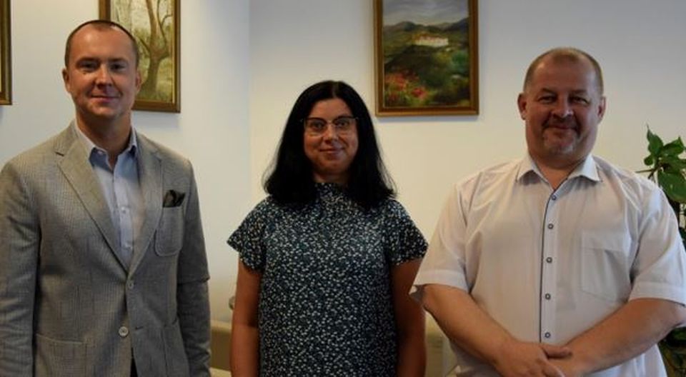 Na zdjęciu: od prawej: Mariusz Węgrzynowski – Starosta Powiatu Tomaszowskiego, Katarzyna Banaszczak – dyrektor ZSP nr 3 i Michał Czechowicz – członek Zarządu Powiatu Tomaszowskiego