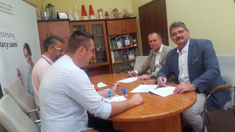 Na zdjęciu: podpisanie umowy w siedzibie Oddziału Łódzkiego Państwowego Funduszu Rehabilitacji Osób Niepełnosprawnych, dotyczącej uczestnictwa jednostki samorządu terytorialnego w realizacji „Programu wyrównywania różnic między regionami III”. Projekt pn. „Zmniejszenie barier transportowych w Gminie Inowłódz poprzez zakup samochodu przystosowanego do przewozu osób niepełnosprawnych”