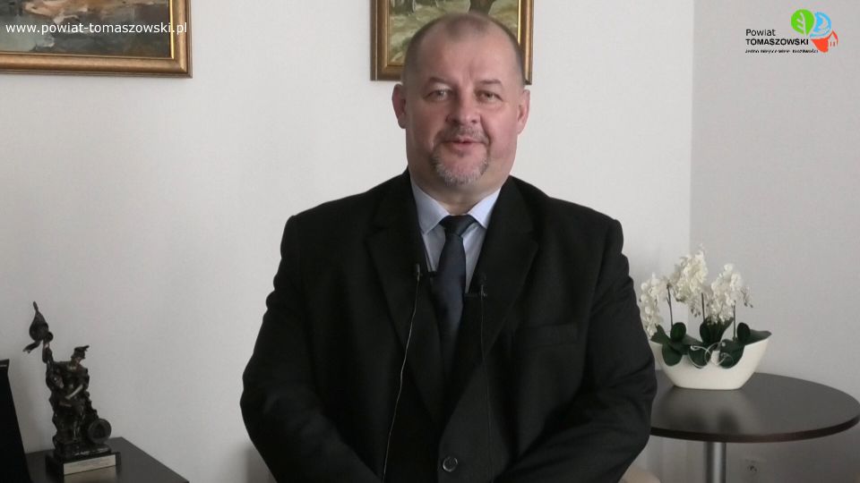 Na zdjęciu: Mariusz Węgrzynowski – Starosta Powiatu Tomaszowskiego, podczas składania życzeń z okazji Światowego Dnia Seniora