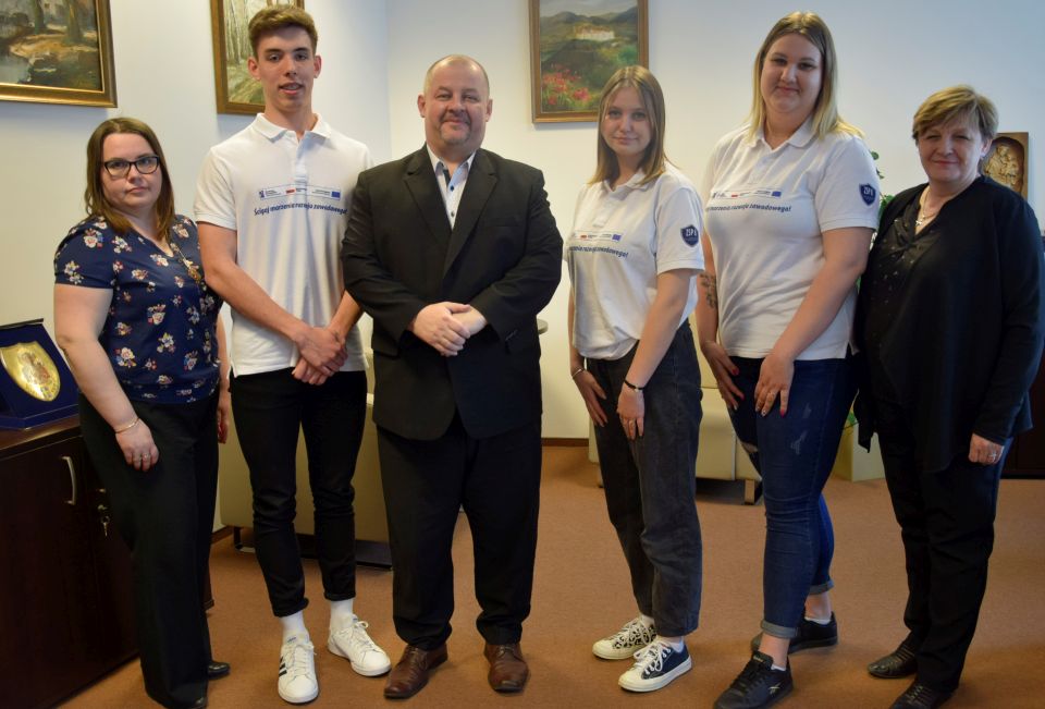 Na zdjęciu: uczniowie ZSP nr 8: Wiktoria Dylewska, Dobrosława Kobalczyk, Mikołaj Rudzki z Agnieszką Dziedzic – dyrektor ZSP nr 8 podczas spotkania z Mariuszem Węgrzynowskim – Starostą Powiatu Tomaszowskiego i Elżbietą Łojszczyk – członkiem Zarządu Powiatu Tomaszowskiego