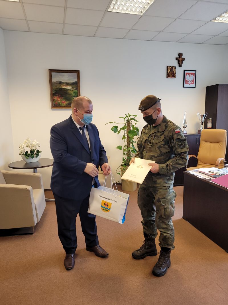 Na zdjęciu: Mariusz Węgrzynowski – Starosta Powiatu Tomaszowskiego, płk Marcin Siudziński – zastępca dowódcy 9. Łódzkiej Brygady Wojsk Obrony Terytorialnej im. gen. bryg. Stanisława Sojczyńskiego ps. „Warszyc”, podczas podziękowań za współpracę, zaangażowanie i pomoc okazaną na rzecz mieszkańców powiatu tomaszowskiego w czasie pandemii COVID – 19.