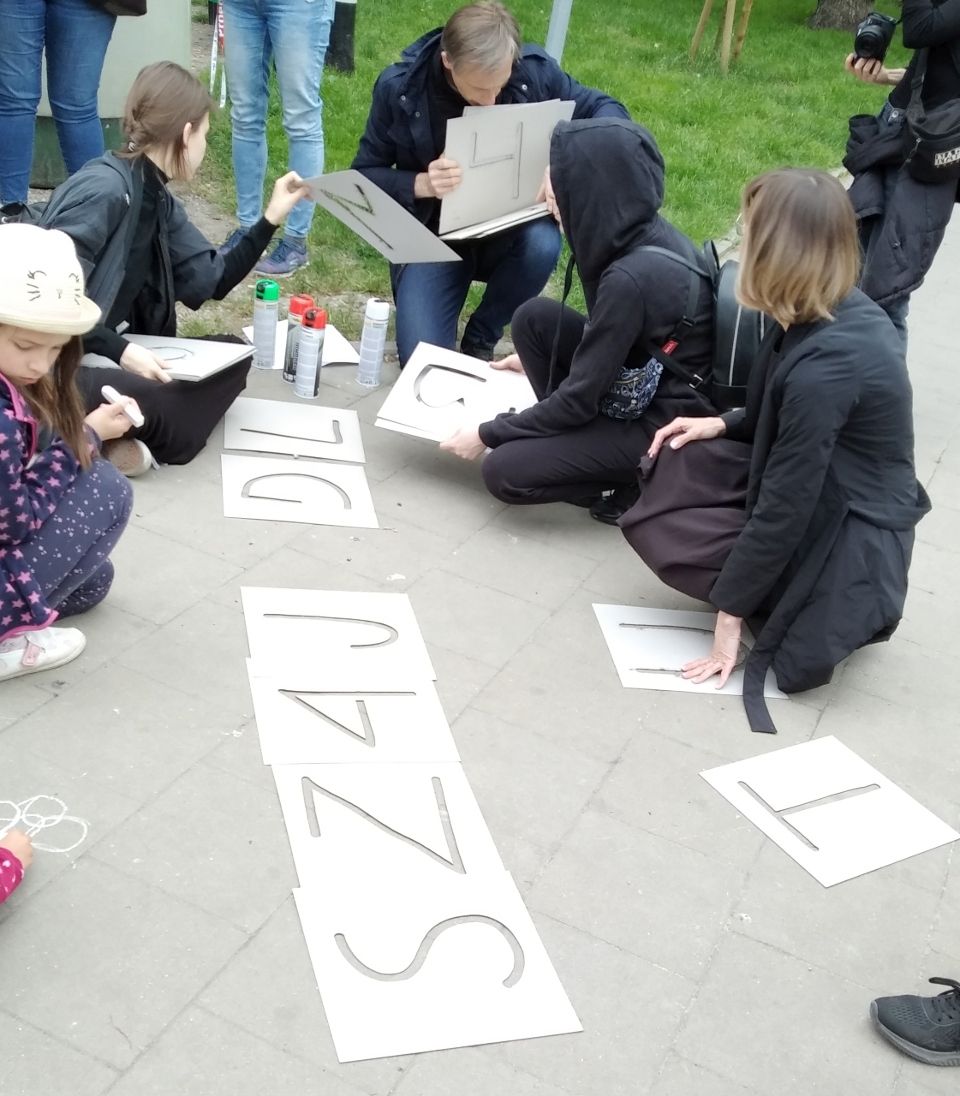 Na zdjęciu: happening podsumowujący projekt „Dzieci getta”, realizowany w Tomaszowie Mazowieckim przez Fundację „Pasaże Pamięci” razem z Miejską Biblioteką Publiczną w Tomaszowie Mazowieckim Na zdjęciu: happening podsumowujący projekt „Dzieci getta”, realizowany w Tomaszowie Mazowieckim przez Fundację „Pasaże Pamięci” razem z Miejską Biblioteką Publiczną w Tomaszowie Mazowieckim