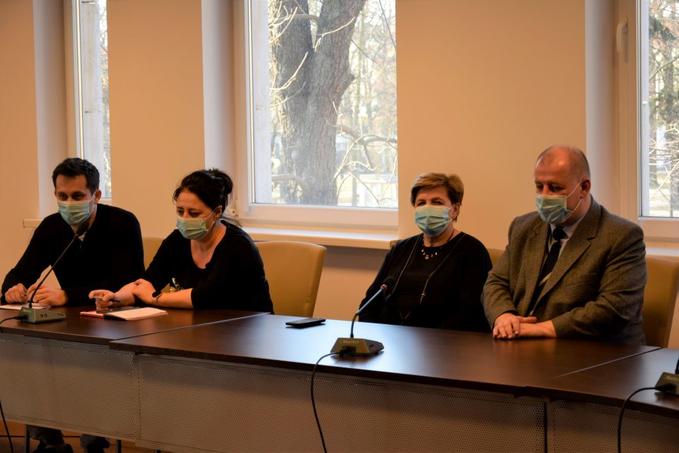 Na zdjęciu: uczestnicy spotkania, które odbyło się w sali konferencyjnej w Starostwie Powiatowym w Tomaszowie Mazowieckim we wtorek, 1 marca 2022 roku, dotyczyło organizacji wsparcia rzeczowego dla uchodźców z Ukrainy