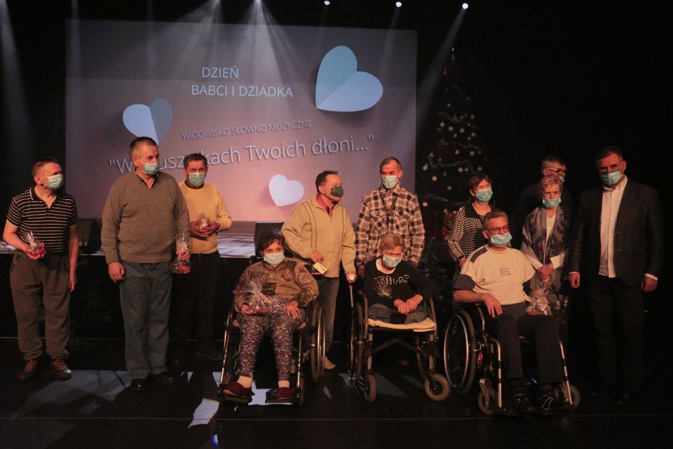 Na zdjęciu: uczestnicy imprezy  zorganizowanej przez Powiatowe Centrum Animacji Społecznej w Tomaszowie Mazowieckim z okazji Dnia Babci i Dnia Dziadka, która odbyła się 19 stycznia 2022 roku