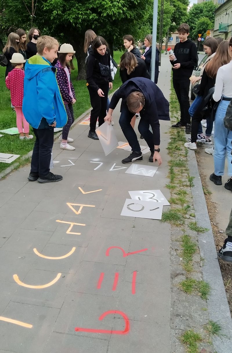 Na zdjęciu: happening podsumowujący projekt „Dzieci getta”, realizowany w Tomaszowie Mazowieckim przez Fundację „Pasaże Pamięci” razem z Miejską Biblioteką Publiczną w Tomaszowie Mazowieckim Na zdjęciu: happening podsumowujący projekt „Dzieci getta”, realizowany w Tomaszowie Mazowieckim przez Fundację „Pasaże Pamięci” razem z Miejską Biblioteką Publiczną w Tomaszowie Mazowieckim