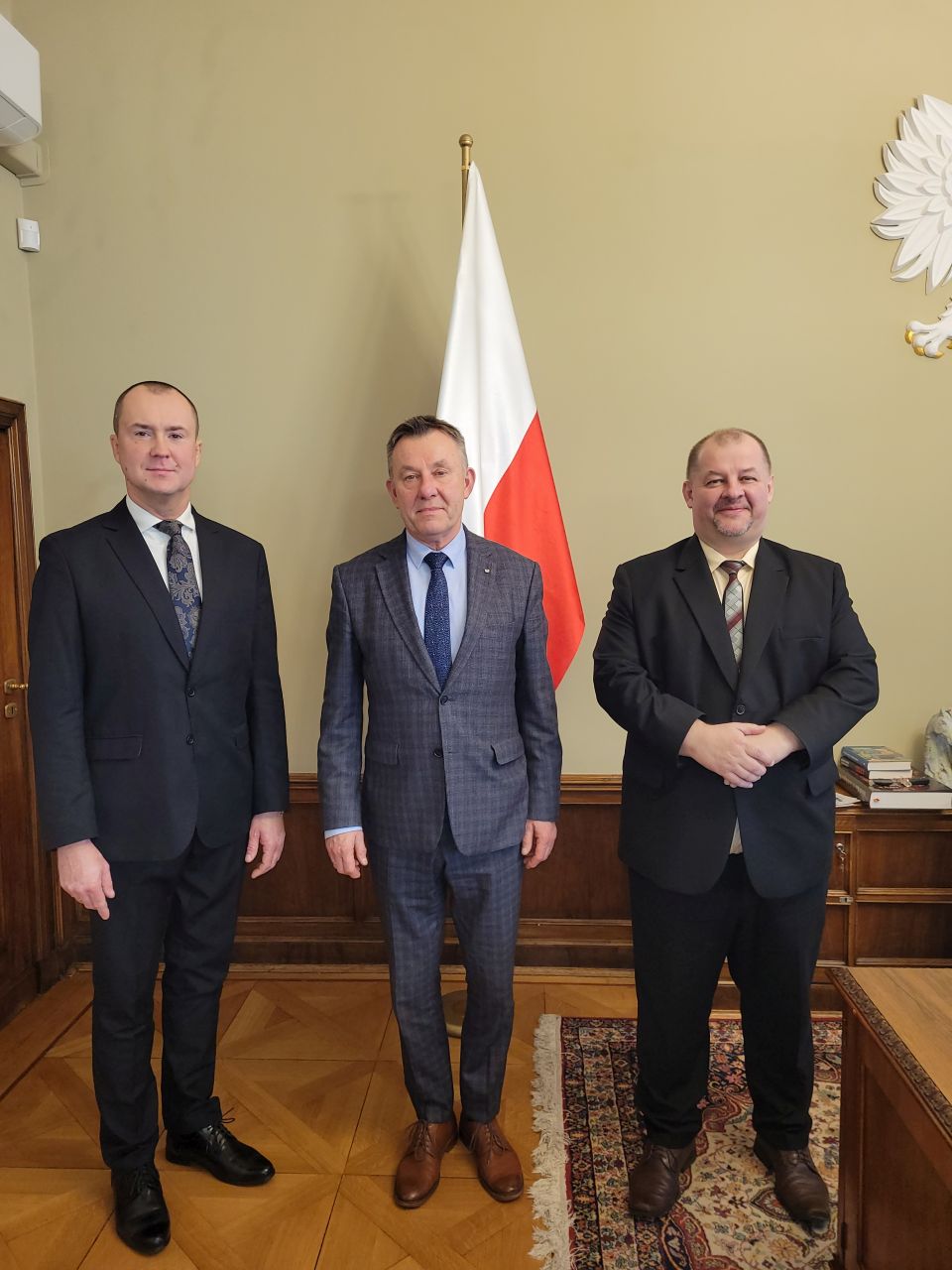 Na zdjęciu: od prawej: Mariusz Węgrzynowski – Starosta Powiatu Tomaszowskiego, Karol Młynarczyk – Wicewojewoda Łódzki i Michał Czechowicz – członek Zarządu Powiatu, podczas spotkania, w czasie którego omawiane były sprawy związane z Tomaszowskim Centrum Zdrowia