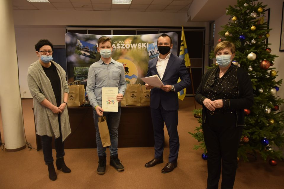 Zdjęcie z podsumowania warsztatów „Młodzież na rozdrożu”, które odbyło się 8 grudnia 2021 r. w Starostwie Powiatowym w Tomaszowie Mazowieckim 