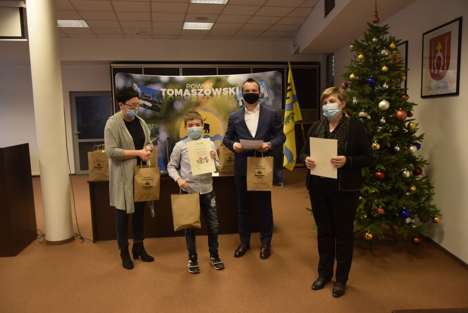 Zdjęcie z podsumowania warsztatów „Młodzież na rozdrożu”, które odbyło się 8 grudnia 2021 r. w Starostwie Powiatowym w Tomaszowie Mazowieckim 