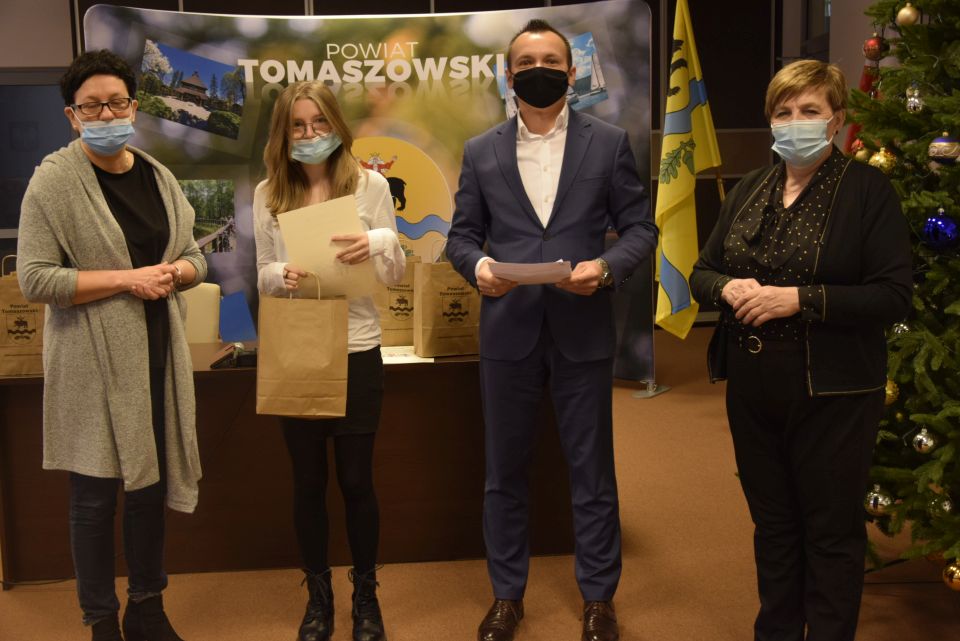 Zdjęcie z podsumowania warsztatów „Młodzież na rozdrożu”, które odbyło się 8 grudnia 2021 r. w Starostwie Powiatowym w Tomaszowie Mazowieckim 