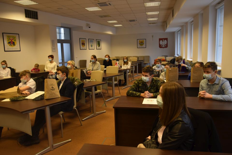 Zdjęcie z podsumowania warsztatów „Młodzież na rozdrożu”, które odbyło się 8 grudnia 2021 r. w Starostwie Powiatowym w Tomaszowie Mazowieckim 