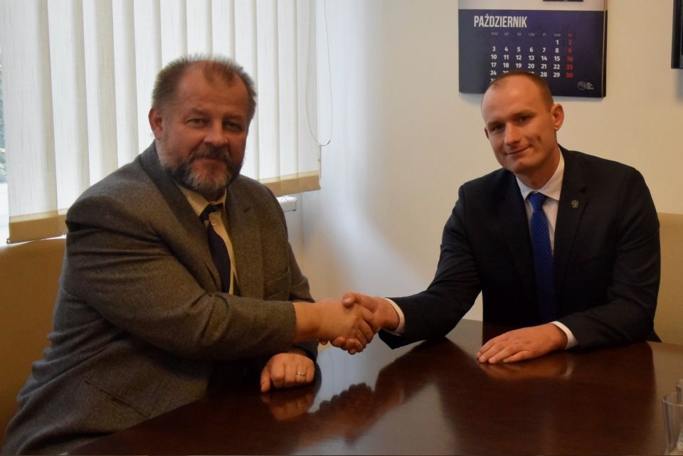 Zdjęcie ze spotkania Mariusza Węgrzynowskiego – Starosty Powiatu Tomaszowskiego z zastępcą łódzkiego Wojewódzkiego Inspektora Ochrony Roślin i Nasiennictwa Mariuszem Chałubkiem, które odbyło się 4 października 2022 roku