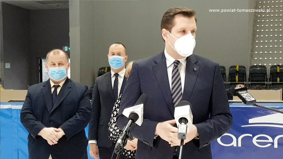 Na zdjęciu: od lewej: Mariusz Węgrzynowski – Starosta Powiatu Tomaszowskiego, Michał Czechowicz – członek Zarządu Powiatu Tomaszowskiego, Tobiasz Bocheński - Wojewoda Łódzki, podczas uroczystego otwarcia powszechnego punktu szczepień w Arenie Lodowej, jednego z czterech w województwie łódzkim