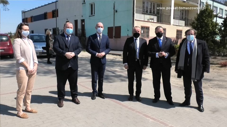Na zdjęciu: od lewej: Martyna Wojciechowska – radna Rady Powiatu Tomaszowskiego, Mariusz Węgrzynowski – Starosta Powiatu Tomaszowskiego, Dariusz Misztal – Wójt Gminy Będków, Marian Holak – Wójt Gminy Budziszewice, Waldemar Flajszer –Łódzki Kurator Oświaty, Andrzej Krych – Łódzki Wicekurator Oświaty, na terenie  Szkoły Podstawowej w Budziszewicach, podczas wizyty z Kuratorium Oświaty w Łodzi