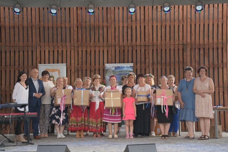 zdjęcie z Biesiady Świętojańskiej, która odbyła się 23 czerwca 2021 roku, zorganizowana przez Powiatowe Centrum Animacji Społecznej w  Tomaszowie Mazowieckim