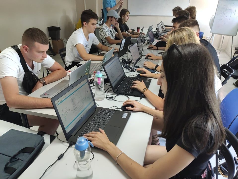 Na zdjęciu: zdjęcie z wakacyjnych stażów uczniów ZSP 1 w Hiszpanii w ramach programu Erasmus+