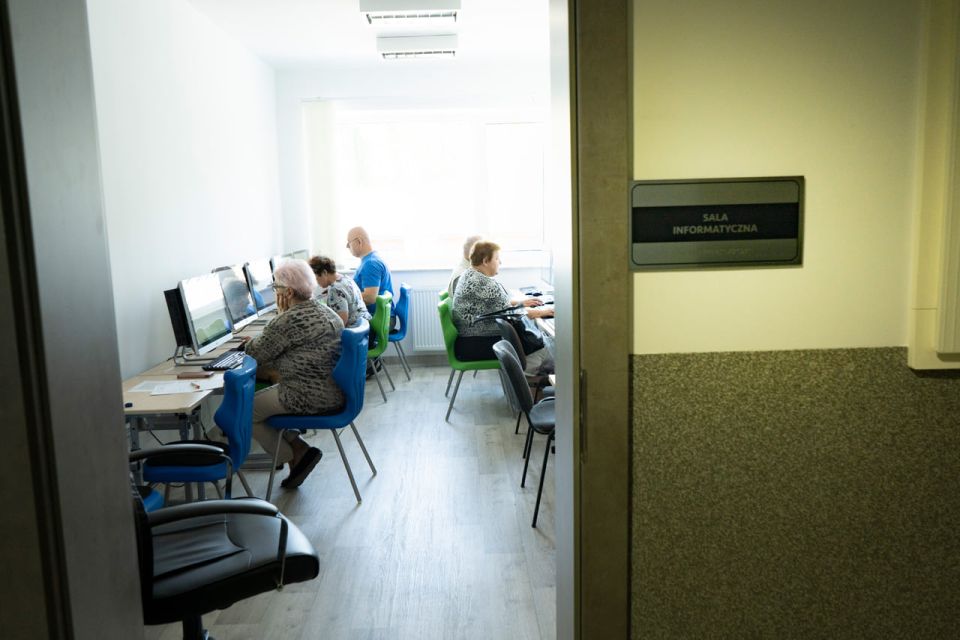 Na zdjęciu: zdjęcie z zajęć informatycznych, które odbywają się w Powiatowym Centrum Animacji Społecznej w Tomaszowie Mazowieckim w każdą środę o godzinie 10.00